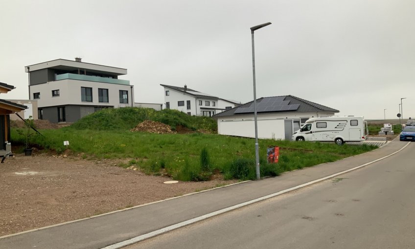 Auf diesem Grundstück im Neubaugebiet in Bräunlingen, soll das Haus für die Familie T. gebaut werden.